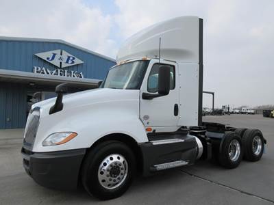 International LT Day Cab Truck - Cummins 400HP, 10 Speed Ultrashift Amt