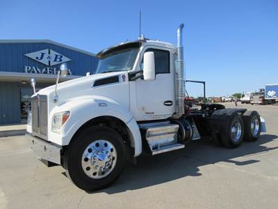 Kenworth T880 Day Cab Truck - Paccar 405HP, 6 Speed Allison Rds Automatic