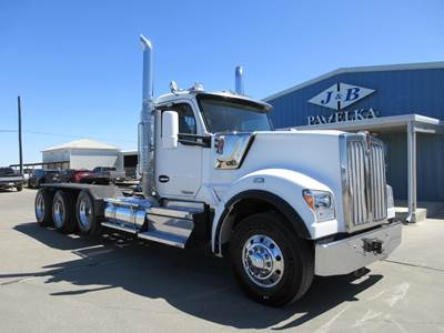 Kenworth W990 Tri Axle Day Cab Truck - Cummins 565HP, 18 Speed Manual