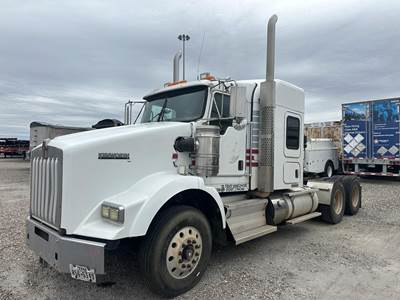 Kenworth T800 Sleeper Semi Truck - Flat Top Sleeper, Cummins 525HP, 18 Speed Manual
