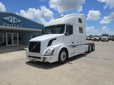 Volvo VNL64T780 Sleeper Semi Truck - Raised Roof Sleeper, Cummins 500HP, 13 Speed Manual