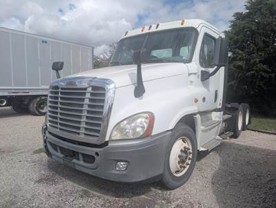 Freightliner Cascadia 125 Day Cab Truck - Cummins 450HP, 10 Speed Manual