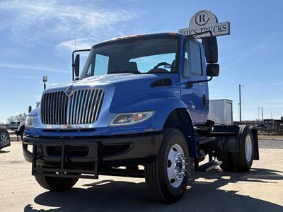 International DuraStar 4400 Single Axle Day Cab Truck - Automatic
