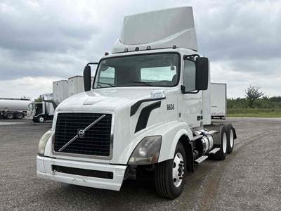 Volvo VNL64T300 Day Cab Truck - D13 405HP, 12 Speed I Shift Automatic
