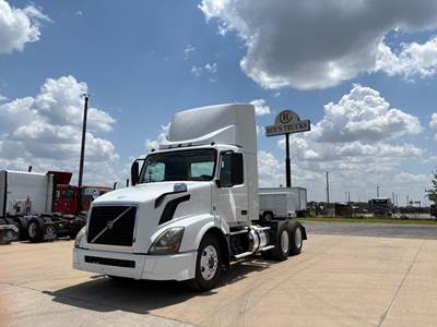 Volvo VNL64T300 Day Cab Truck - D13 405HP, 12 Speed I Shift Automatic
