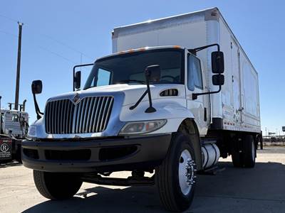International DuraStar 4300 Box Truck - Automatic