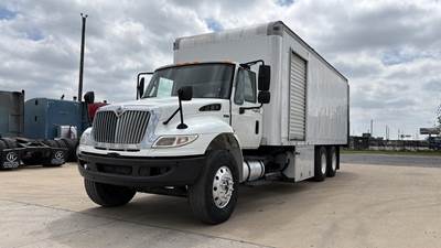 International DuraStar 4400 26 ft Box Truck - Automatic, Roll up Door
