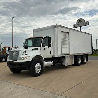International DuraStar 4400 26 ft Box Truck - Automatic, Roll up Door