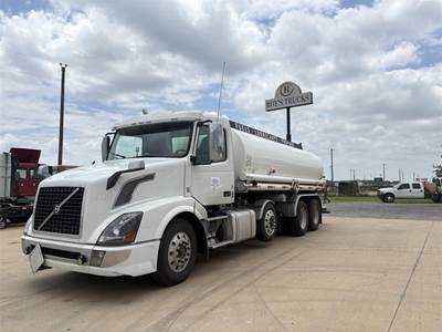 Volvo VNL64T300 Tandem Axle Fuel & Lube Truck - VED13, 455HP, Automatic