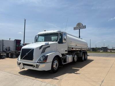 Volvo VNL64T300 Tandem Axle Fuel & Lube Truck - VED13, 455HP, Automatic
