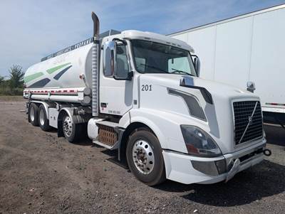 Volvo VNL Gasoline / Fuel Truck - D13 455HP, 12 Speed I Shift Automatic