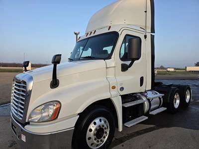 Freightliner Cascadia 125 Day Cab Truck - Detroit, 12 Speed Dt12 Automatic