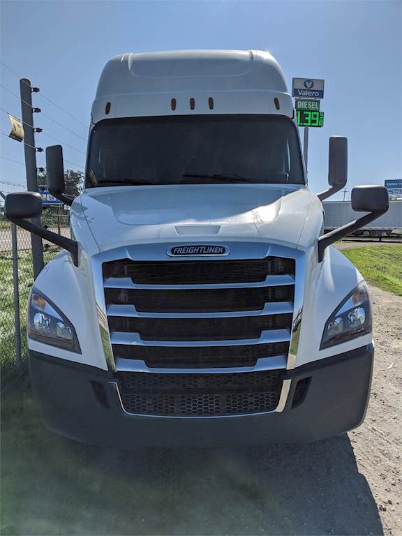 18 Freightliner Cascadia 126 Sleeper Semi Truck 72 Raised Roof Sleeper Detroit 475hp For Sale 379 647 Miles Selma Ca Mylittlesalesman Com