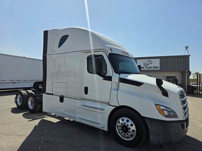 2018 Freightliner Cascadia 126 Sleeper Semi Truck