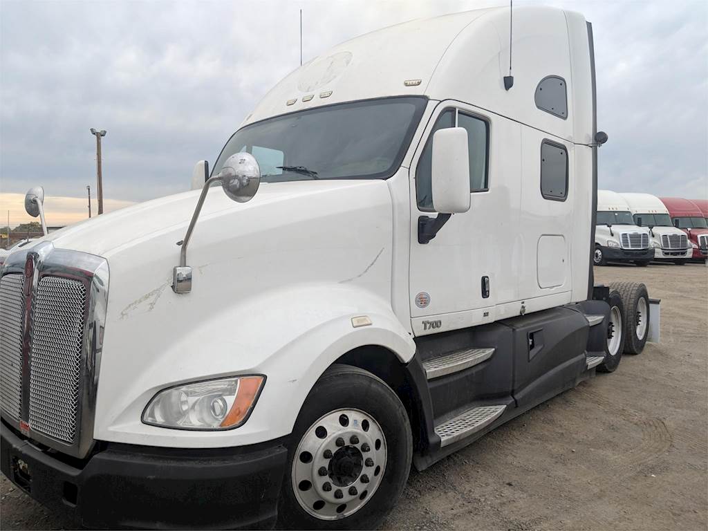 2013 Kenworth T700 Sleeper Semi Truck, Paccar MX 15, 455HP, AMT For
