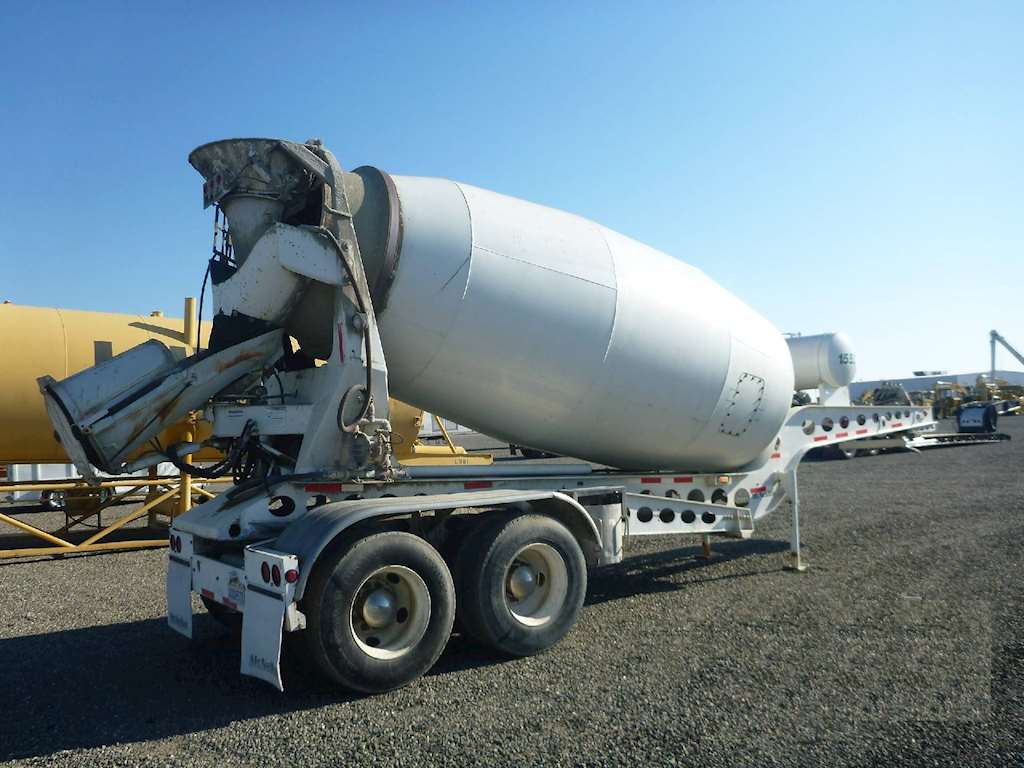 2005 McNeilus 13 Yard Slider Mixer / Ready Mix / Concrete Truck For