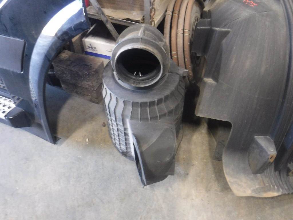 2004 Volvo VNL Air Cleaner / Air Filter Housing for a Gmc/Volvo/White