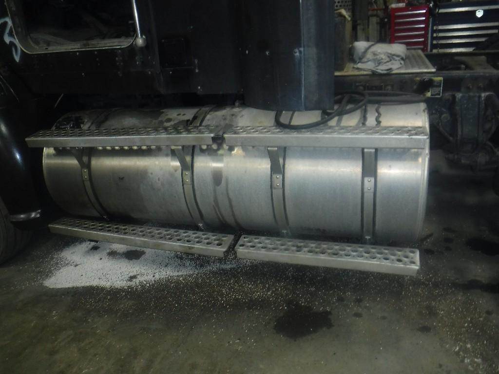 2013 Kenworth T660 Left Fuel Tank for a Kenworth T660 / T680 / T700 For