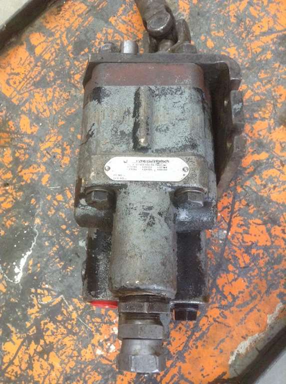 DUMP COMMERCIAL INTERTECH Hydraulic Pump for a 1980 Peterbilt 359 For