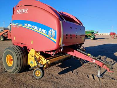 New Holland ROLL-BELT 560 Round Hay Baler