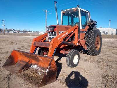 International 886 Tractor