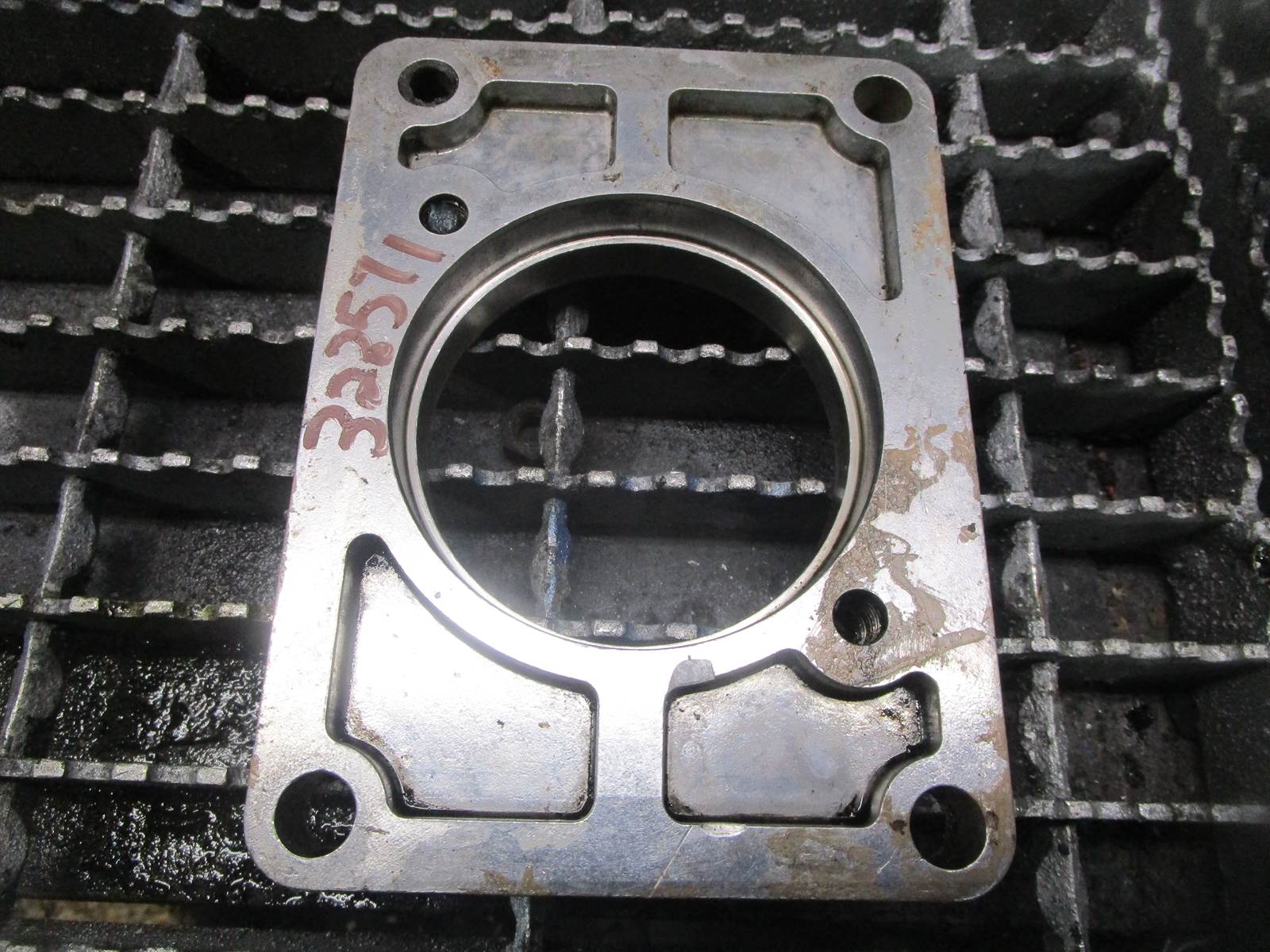 (GOOD USED) Cummins L10 Diesel Engine Hydraulic Pump Adapter Bracket