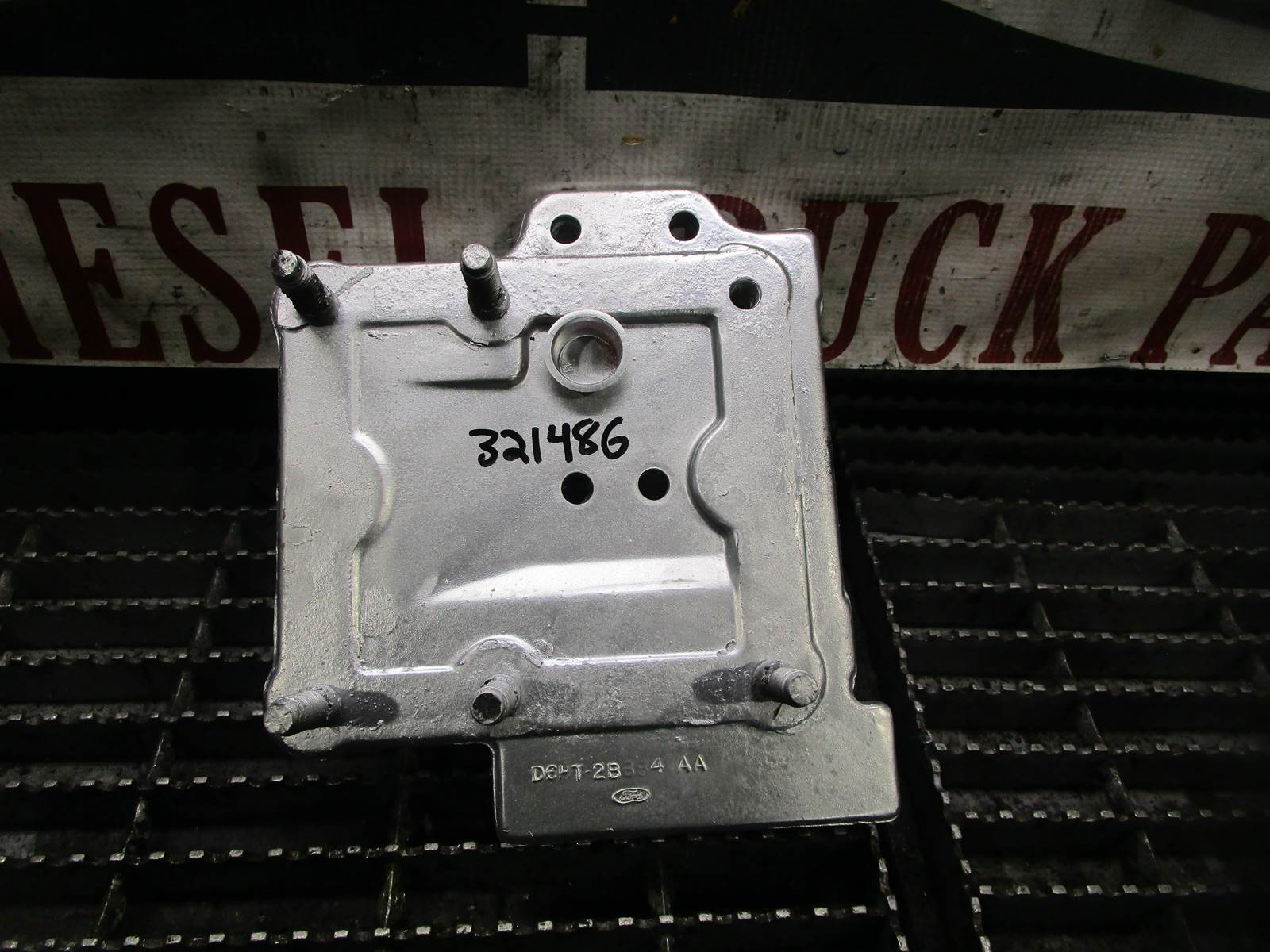 Caterpillar 3208 Diesel Engine Support Mount for Ford Truck OEMPart