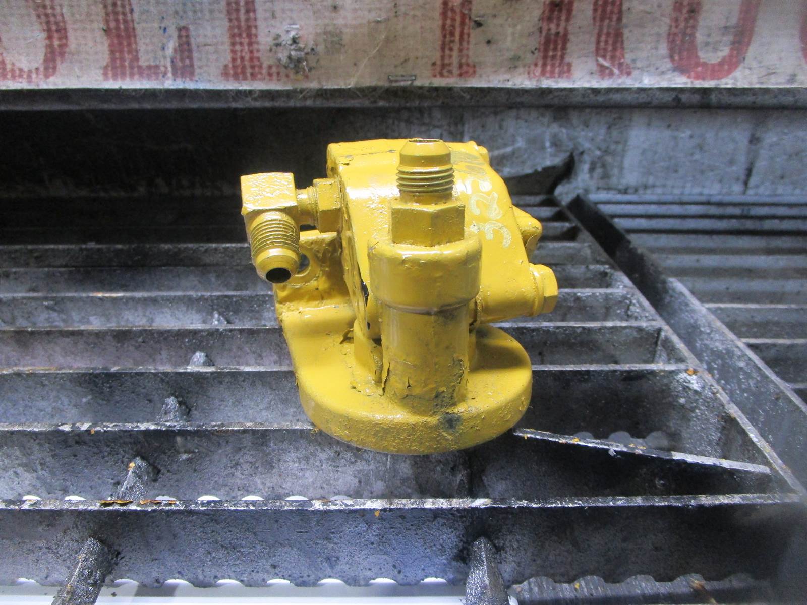 2004 2005 2006 Cat C7 Diesel Engine Fuel Filter Base OEM Part 1200201