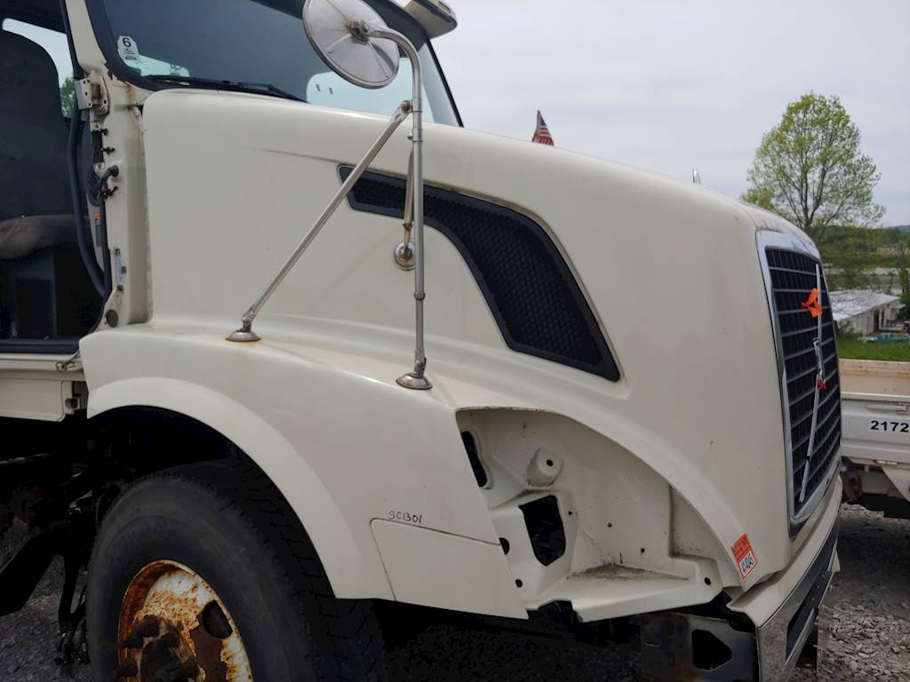 (Used) 2011 Volvo VNL Convential New Generation Truck Hood (Off White