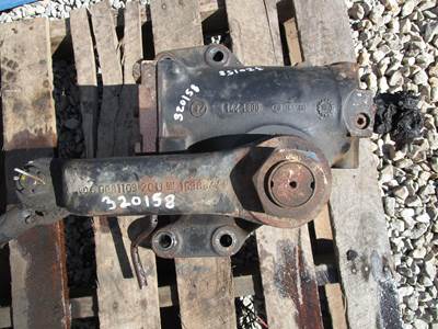 ZF Steering Gear Box with Pitman Arm , pulled from 2001 GMC T6500 Model# ZF8097 Part# 15097978