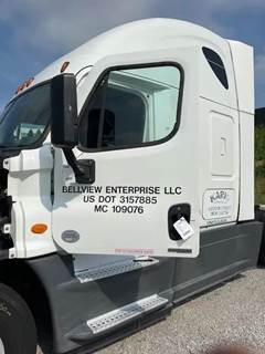 Freightliner Cascadia Door