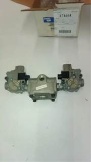 Part Type: Air Valves - Bendix Rear Axle Brake Relay Valve 803092, Core Charge: