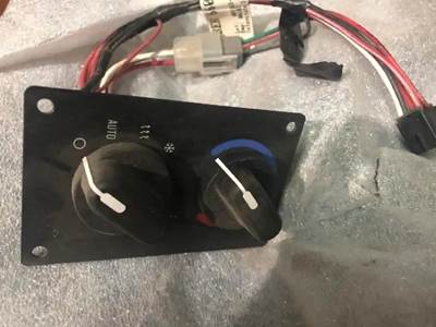 Frieghtliner Control Assy. Nite A/C 871245, Core Charge: 0.00