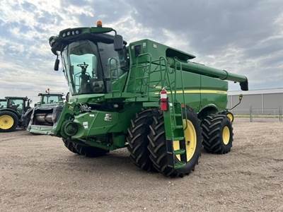 John Deere S680 Combine