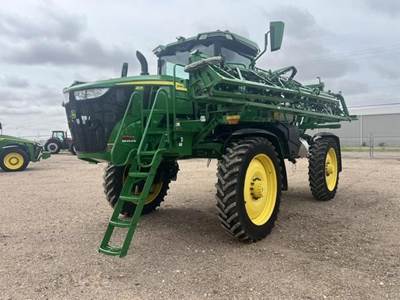 John Deere 410R Self-Propelled Sprayer