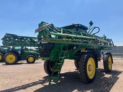 John Deere R4038 Self-Propelled Sprayer
