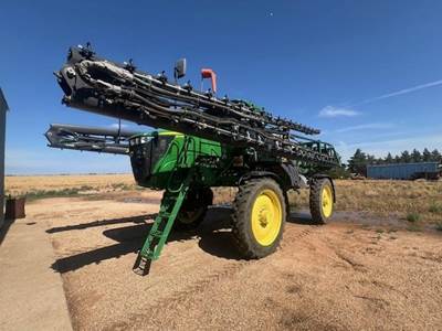 John Deere R4038 Self-Propelled Sprayer