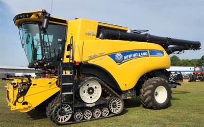 New Holland CR10.90 Combine