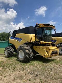 New Holland CR8.90 Combine