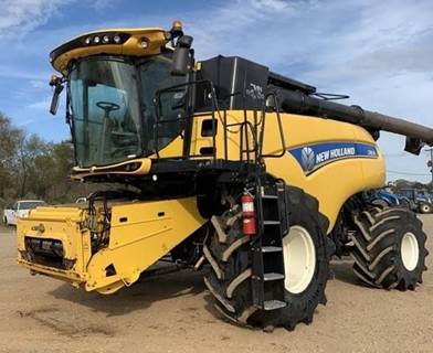 New Holland CR8.90 REVELATION Combine