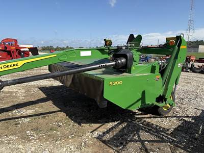 John Deere S300 Pull-Type Mower Conditioner/Windrower