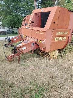 New Holland 654 Round Baler