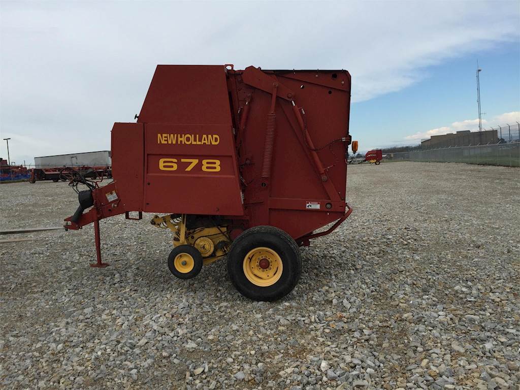 2000 New Holland 678 Round Baler