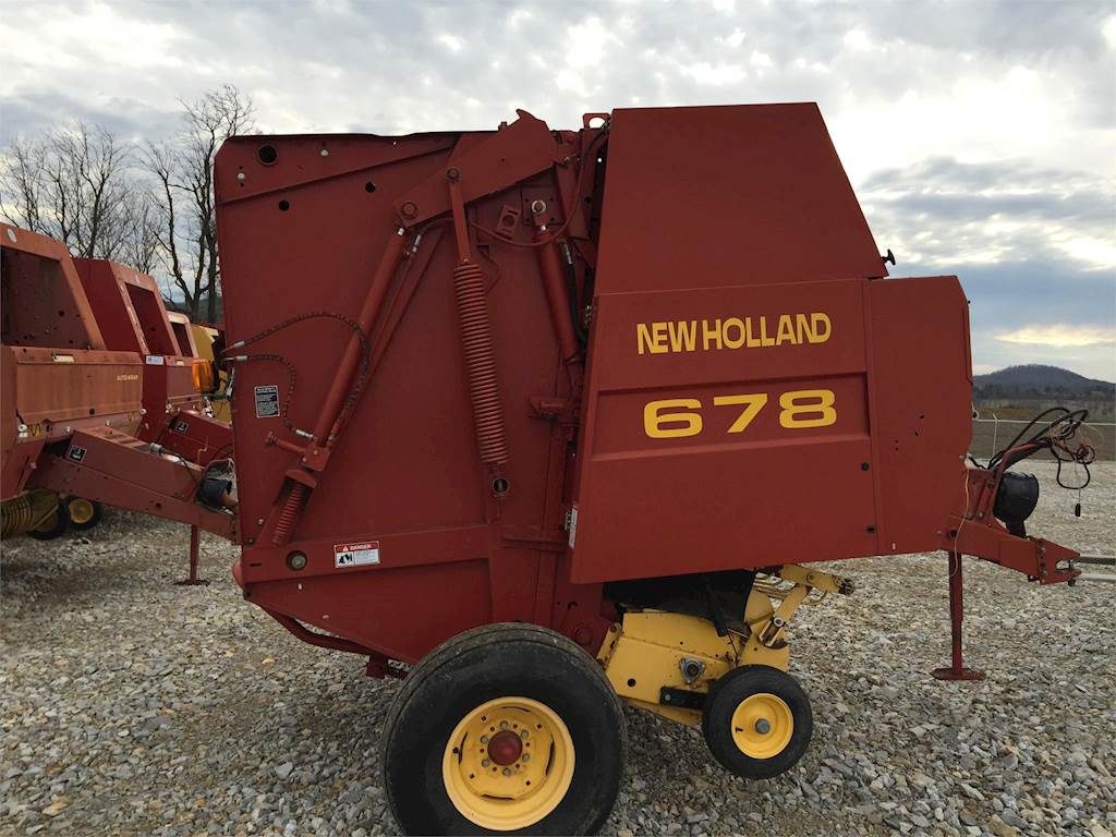 2000 New Holland 678 Round Baler