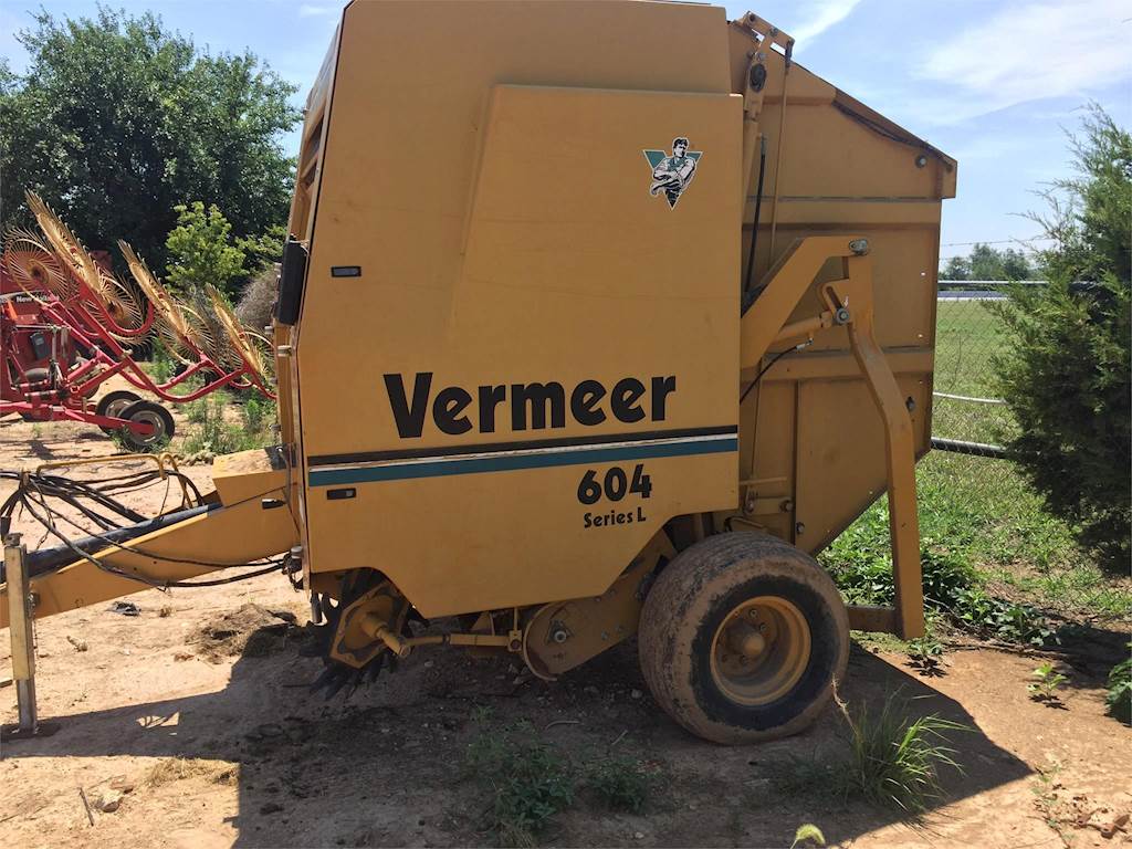 1999 Vermeer 604L Round Baler