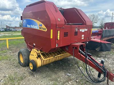 New Holland BR7060 Round Hay Baler