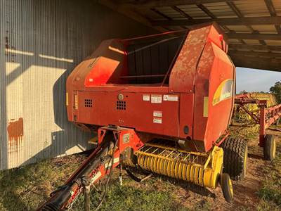 New Holland BR7090 Round Hay Baler