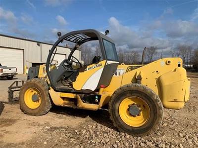New Holland M427 Telehandler - 6600lb Capacity, 42ft Lift Height
