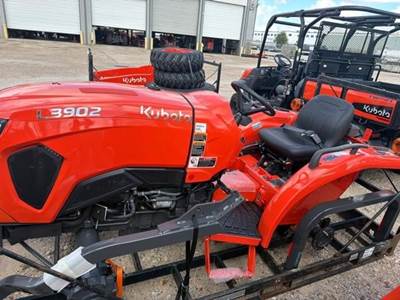 Kubota L3902 Tractor