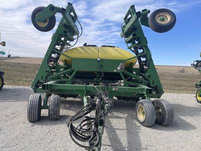 John Deere 1690 Seeder